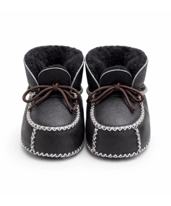 Juodi žieminiai batukai avikailio kūdikiams